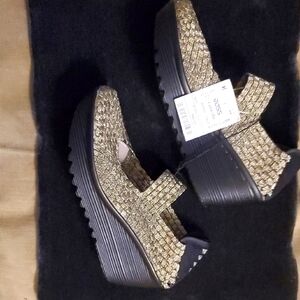 NWT White Mountain Stylish Gold Woven Platform Sandals